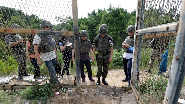 Tentara Korea Utara yang membelot ke Korea Selatan dihibur dengan K-Pop dan film-film Hollywood demi pemulihannya.
