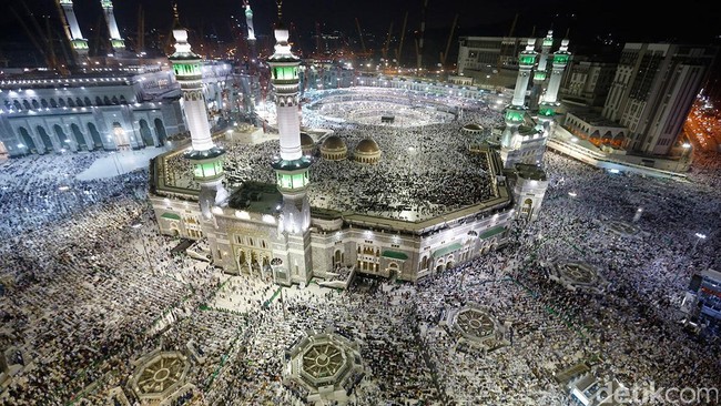 Jemaah haji itu memasak nasi dan meninggalkannya di kamar hotel, sementara dia menuju Masjidil Haram.