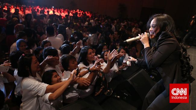 Selaris-larisnya artis dangdut, tetap harus menaati peraturan yang meliputi pemilihan lagu, gaya busana, sampai goyangan.