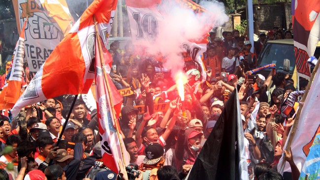 Operator ISC langsung menjatuhkan sanksi secara cepat kepada Persija karena flare yang dinyalakan oknum suporter Macan Kemayoran, The Jakmania, di stadion.