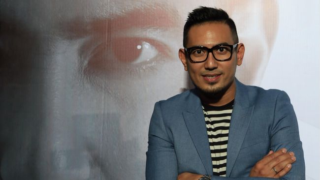 Para penggemar menjejali arena konser romantis Love 15 Rio Febrian di Balai Sarbini, Plaza Semanggi, Jakarta, malam ini (12/8).
