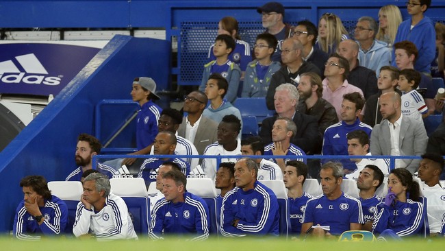 Dibuang dari bangku cadangan, Dokter Chelsea Eva Carneiro mendapatkan dukungan dari penggemar The Blues dan pemerhati sepak bola.
