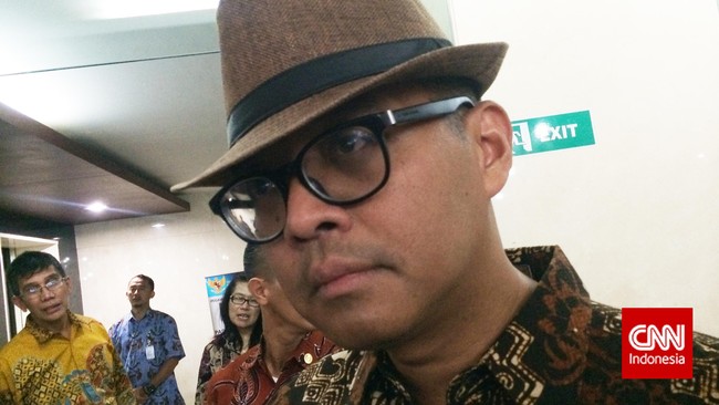 Andi Widjajanto datang bersama Deputi V Kantor Staf Presiden Jaleswari Pramodhawardhani ke kediaman Ma'ruf Amin. Dia mengaku hanya silaturahmi.