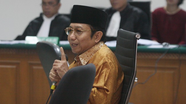 Terdakwa kasus korupsi Kementerian ESDM Waryono Karno (tengah) menjalani sidang lanjutan di Pengadilan Tipikor, Jakarta, Rabu (12/8). Sidang digelar dengan agenda mendengakan keterangan terdakwa dan sejumlah saksi. ANTARA FOTO/Reno Esnir/kye/15.