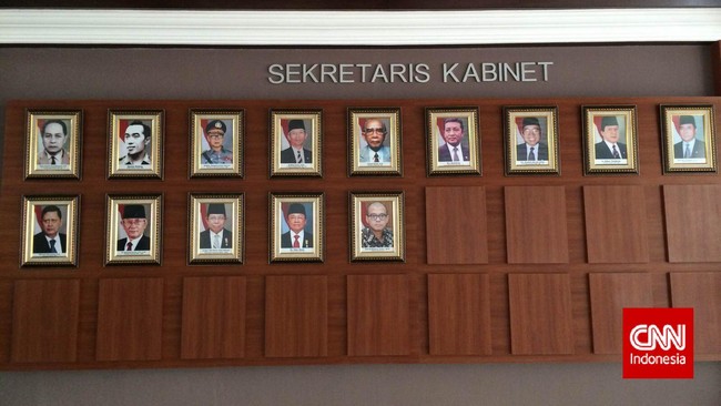 Foto Andi Widjajanto sudah digantung di jajaran para mantan sekretaris kabinet sejak sebulan yang lalu.