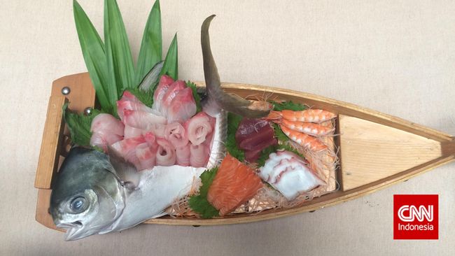 Untuk menyuguhkan sashimi ternyata tak sekadar menyajikan daging mentah. Cara penyajian sudah dipikirkan secara matang oleh leluhur.