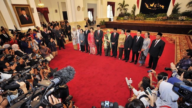 Kegaduhan beberapa kali dipicu kebijakan-kebijakan yang dikeluarkan beberapa kementerian, seperti larangan angkutan basis daring oleh Kementerian Perhubungan.
