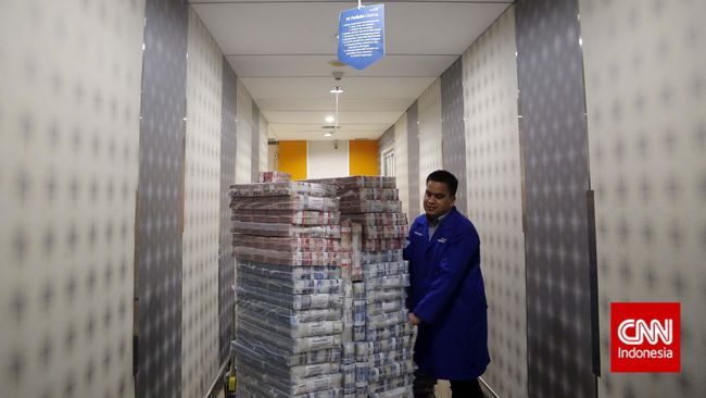 Jokowi Tak Hanya Andalkan APBN dan APBD Atasi Corona Jokowi akan memperkuat anggaran penanganan virus corona dari sumber lain sehingga tidak hanya mengandalkan APBN dan APBD.