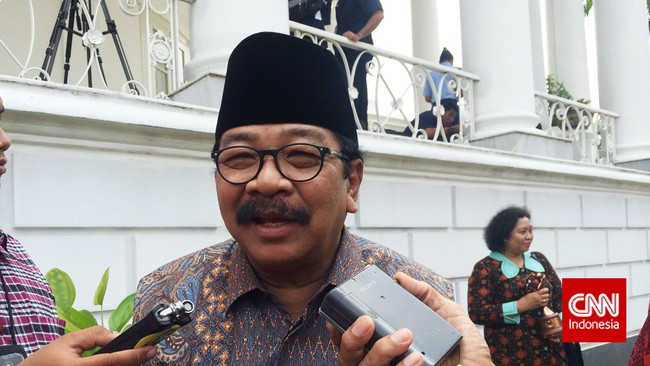 Ciutan Emil pun dibalas oleh Pakde Karwo yang menganggap jika Jatim, termasuk ibukotanya Surabaya terbuka dan ramah bagi siapapun yang ingin berkunjung.