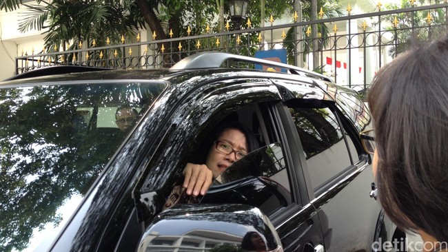 Andi bersama Staf Setkab, Jaleswari Pramodhawardani naik Toyota Fortuner hitam B 1194 RFS meninggalkan Gedung Utama Sekretariat Negara.