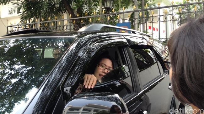 Diisukan Akan Diganti, Andi Widjajanto 'Kabur' dari Kantor Andi bersama Staf Setkab, Jaleswari Pramodhawardani naik Toyota Fortuner hitam B 1194 RFS meninggalkan Gedung Utama Sekretariat Negara.