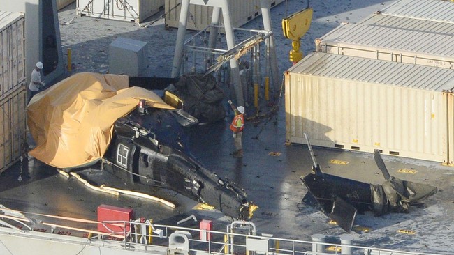 Helikopter militer AS jatuh saat sedang latihan di perairan sebelah timur Okinawa, melukai enam orang.