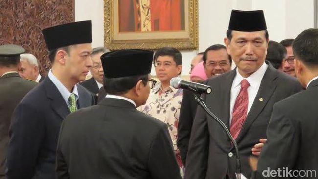 Marwan dan Puan Hadiri Perombakan Kabinet Kerja Hari ini Presiden Joko Widodo mengumumkan perombakan menteri di kabinetnya. Sebanyak enam orang dipercaya menjadi menteri baru.