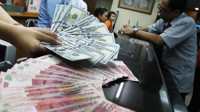 Rupiah Melemah Jelang Rapat BI, Sentuh Rp15.200 per Dolar AS