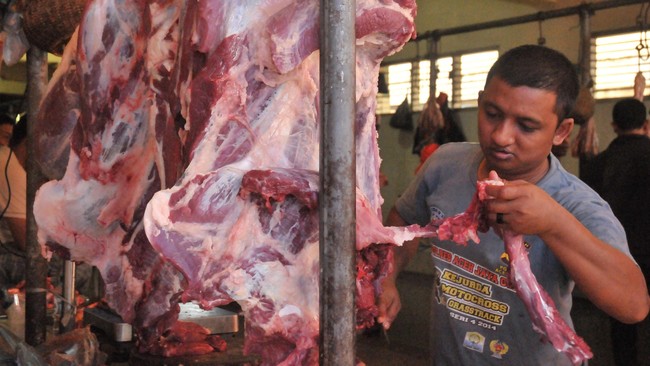 Operasi pasar dan kenaikan kuota impor sapi tak kunjung membuat harga daging sapi di pasar tradisional membaik. Harganya masih mahal.