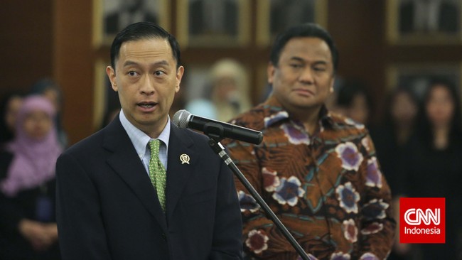 Kritik tersebut dilontarkan Rahmat Gobel menyusul kebijakan Mendag Thomas Trikasih Lembong yang mencabut peraturan Nomor 45/M-Dag/PER/6/2015 tentang Impor Ban.