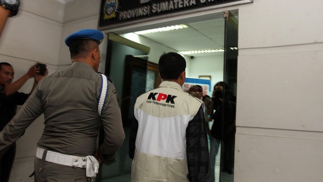 Komisi Pemberantasan Korupsi tengah menggeledah tiga kantor dinas di Sumatera Utara untuk mencari dokumen suap hakim Pengadilan Tata Usaha Negara Medan. 