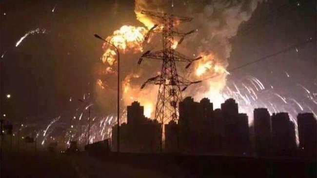 Sedikitnya tujuh orang tewas dan 300 lainnya terluka saat ledakan dahsyat mengguncang kota Tianjin di China.