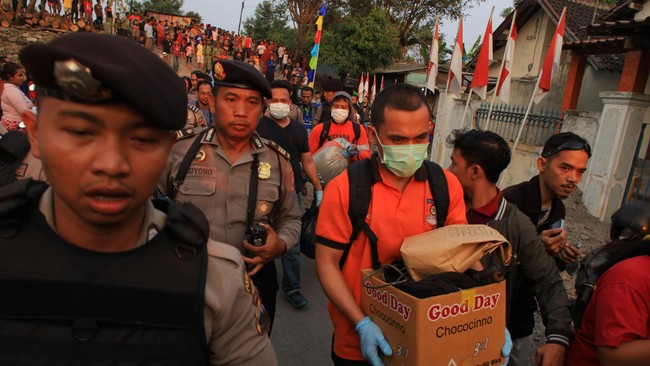 Dalam pemeriksaan pelaku yang ditangkap di Bandung, Bekasi dan Solo, polisi mencatat adanya dua nama lain yang juga berafiliasi dengan ISIS.