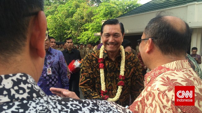 Menko Polhukam Luhut Pandjaitan menyatakan akan ada sanksi bagi kepala daerah yang meninggalkan daerahnya dalam kurun waktu tertentu.