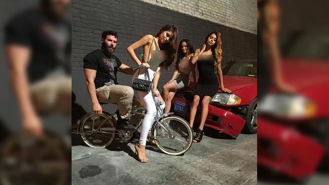 Bilzerian mulai mencintai senjata api sejak masih duduk di bangku SMA. Ia kedapatan membawa senjata mesin di laci mobil dan akhirnya harus dipenjara.