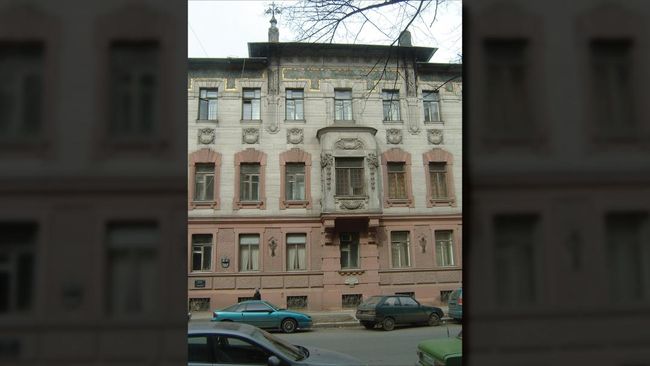 Hampir empat dekade sepeninggal pemiliknya, rumah Vladimir Nabokov, yang terletak di Kota Rozhdestveno, Leningrad, dikabarkan akan dipugar pada 2016.