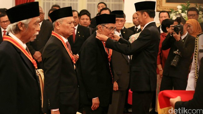 Presiden Jokowi menganugerahkan tanda kehormatan kepada total 46 orang tokoh dalam rangka memperingati HUT ke-70 Republik Indonesia.