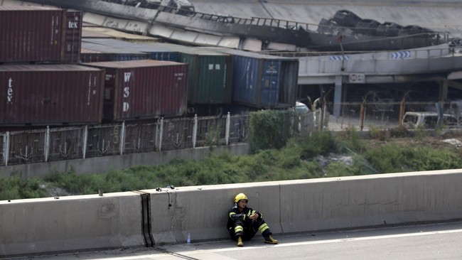 Ledakan di Tianjin yang menewaskan 114 orang terjadi di gudang yang menyimpan 40 jenis bahan kimia, di antaranya 700 ton sodium sianida yang berbahaya.