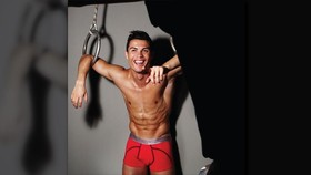 Perut Buncit Kiper Cadangan 'Ejek' Perut Six-Pack Ronaldo
