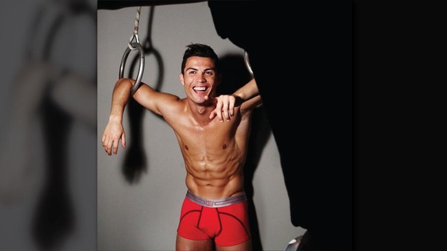Klub divisi II Belanda, Almere City, melontarkan humor satire untuk 'mengejek' polah Cristiano Ronaldo yang 'keranjingan' berpose dengan celana dalam saja.