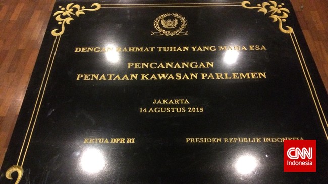 Jokowi menolak menandatangani prasasti peresmian proyek gedung baru DPR mesti telah diagendakan.