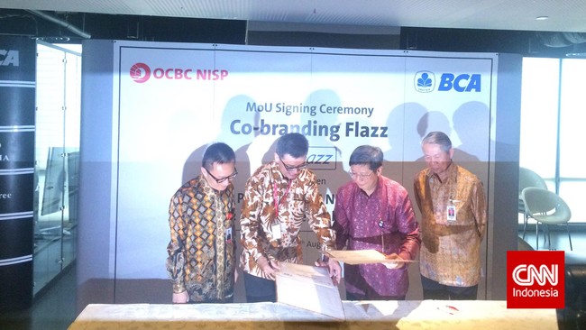 OCBC NISP ingin mengikuti anjuran pemerintah yang menggalakkan gerakan transaksi non tunai (less-cashed society).