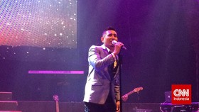 img-title Terbuai Lantunan Romantis di Konser Tunggal Rio Febrian