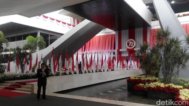 Selain Jokowi dan JK, Megawati Soekarnotputri, BJ Habibie, dan Hamzah Haz juga terlihat telah hadir di Gedung MPR.