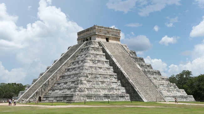 Salah satu piramida kuno utama Chichen Itza buatan suku Maya terancam roboh karena terletak di atas tanah berongga dengan sungai bawah tanah. 