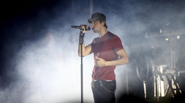 Penyanyi Enrique Iglesias dan pasangannya Anna Kournikova akhirnya mengunggah foto bayi mereka untuk pertama kalinya.