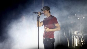 Enrique Iglesias-Anna Pamer Foto Bayi Kembar Pertama Kalinya