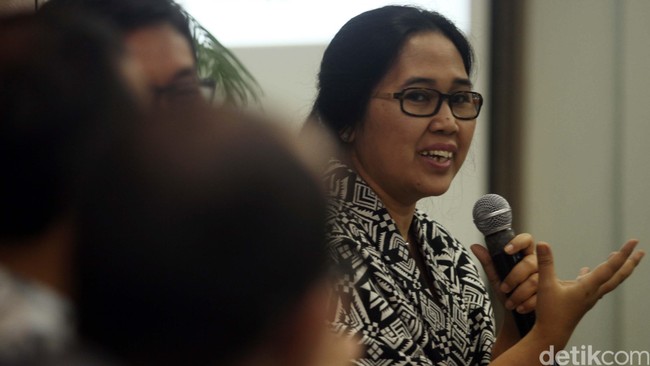 Berdasarkan perolehan suara pada Pileg 2014, Eva Sundari berada di bawah posisi Pram. Eva tak lolos ke DPR karena kalah suara dari Pram yang sedapil dengannya.