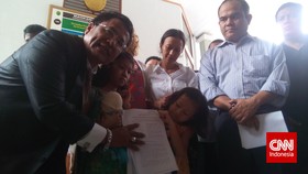Tangis Haru di PN Jakarta Selatan Atas Bebasnya Dua Guru JIS