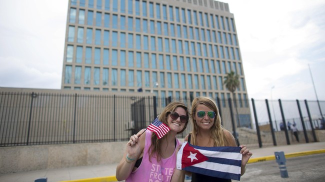 Menyambut normalisasi hubungan Amerika Serikat-Kuba, sejumlah wisatawan asing asyik berfoto di depan gedung Kedutaan Besar AS di Havana.