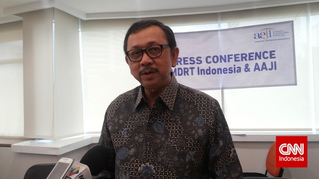 Sementara itu, Otoritas Jasa Keuangan (OJK) mewajibkan LKBB menempatkan dana investasi minimal 20 persen dalam bentuk Surat Berharga Negara (SBN).