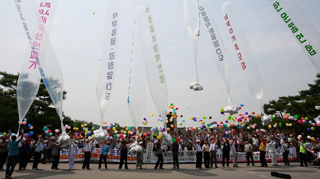 Kelompok aktivis Korea Selatan berhasil melepaskan balon berisikan selebaran anti Korea Utara di atas perbatasan kedua Korea pada Jumat (14/8).