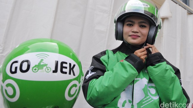 Gojek mengubah layanan belanja barang yang sebelumnya bernama Shopping, menjadi Go-Mart, yang mulai disediakan ke publik pada Selasa, 22 September 2015.