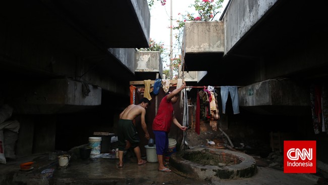 Ekonom menilai pandemi covid-19 telah merusak upaya pemerintah dalam tiga tahun terakhir yang berhasil membuat angka kemiskinan menjadi single digit.