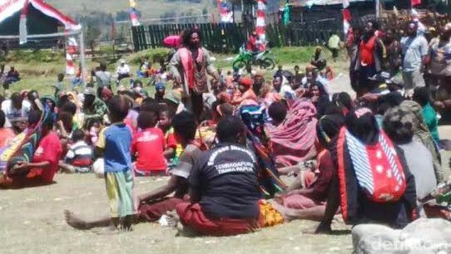 Untuk sementara Distrik Kuyawage, Wanobarat, dan Goabaliem di Lanny Jaya dikosongkan. Bencana embun es asal mengakibatkan kulit terasa bakar dan luka.