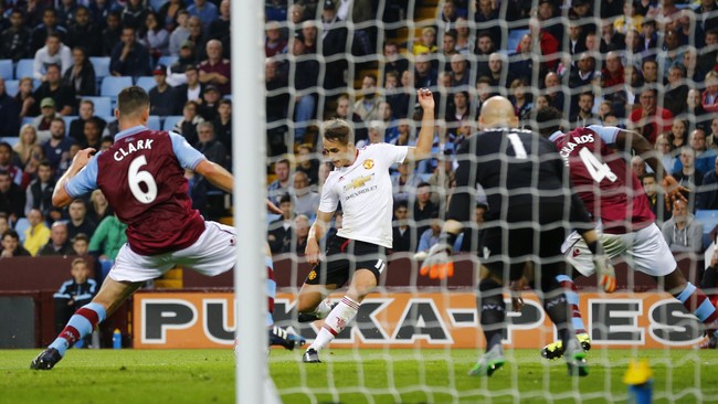 Manchester United memimpin 1-0 atas Aston Villa hingga jeda babak pertama pertandingan lanjutan Liga Primer Inggris yang berlangsung di Villa Park.