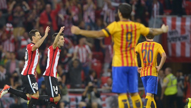 Stadion San Mames bergelora setelah seorang striker veteran 34 tahun mencetak hattrick untuk membawa Athletic Bilbao hempaskan Barcelona 4-0.