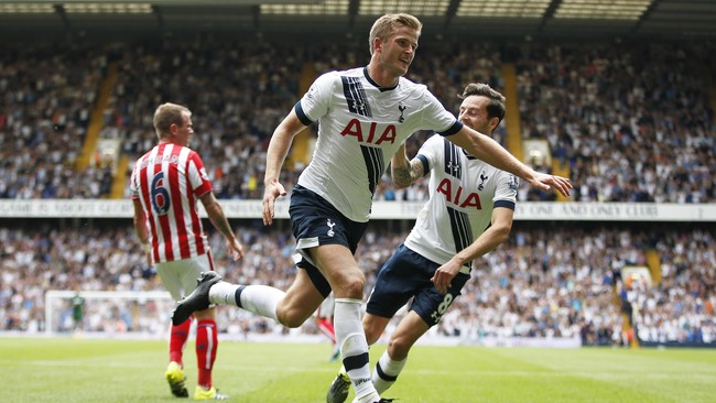 Tottenham Hotspur berpeluang memetik kemenangan pertamanya pada musim 2015/16. Si Lili Putih menutup babak pertama dengan keunggulan 2-0 atas Stoke City.