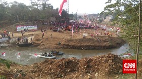 Kemeriahan Pesta Rakyat di Pinggir Kali Ciliwung
