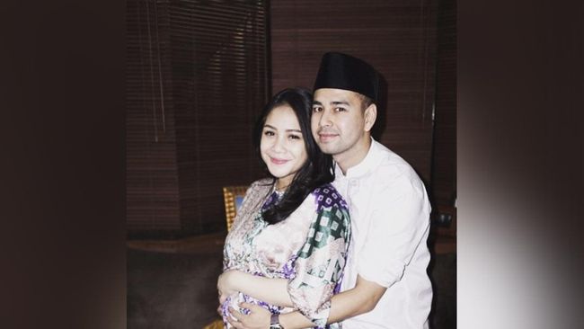 Raffi Ahmad baru-baru ini didapuk sebagai juru kampanye Siti Nur Azizah Ma'ruf, putri Wakil Presiden Ma'ruf Amin semua berawal dari vlog bareng.